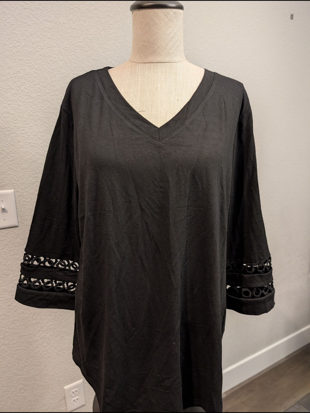 NWT Xieerduo Sz L Women's Black V-Neck Top with Lace Accent Sleeves